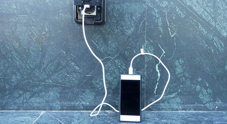 Telefono-movil-cargando-en-el-suelo-iStock.jpg