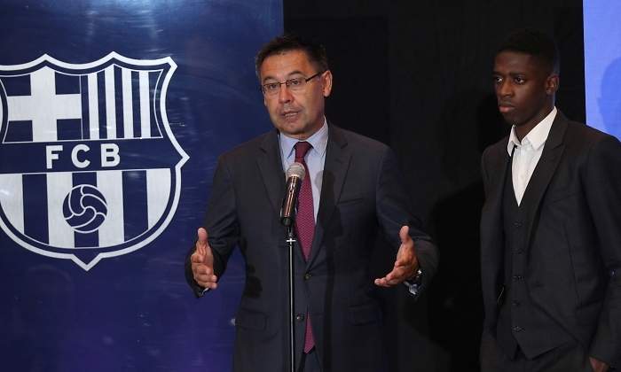 bartomeu-dembele-escudo-barcelona-presentacion-reuters.jpg