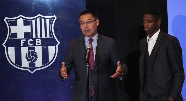 bartomeu-dembele-escudo-barcelona-presentacion-reuters.jpg