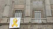Colau retira el lazo amarillo del Ayuntamiento de Barcelona tras el ultimátum de la Junta Electoral