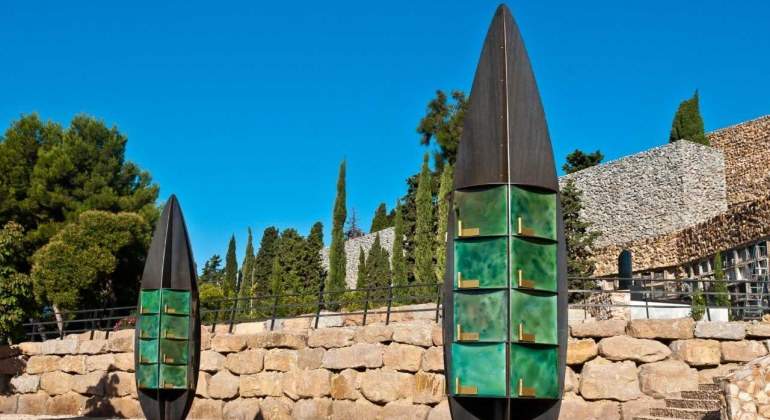 cementerio-montjui-arte-funerario.jpg