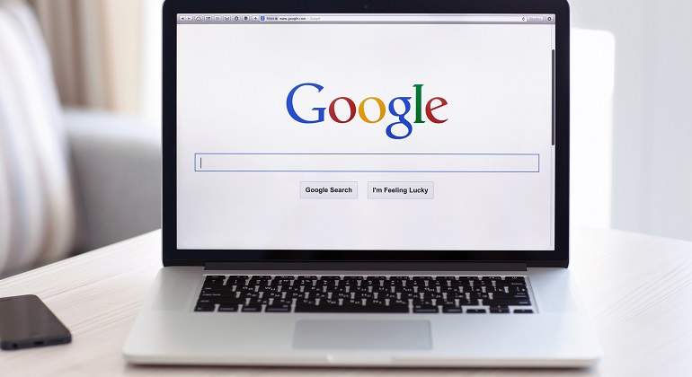 Un-ordenador-portatil-con-Google-abierto-iStock.jpg