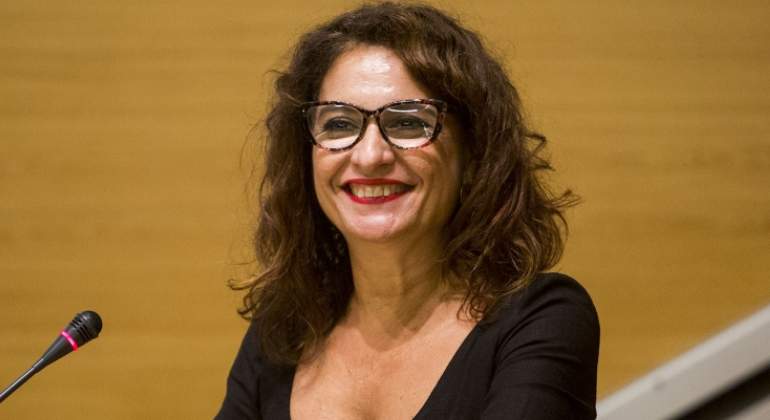montero-maria-jesus-microfono-sonrisa.jpg