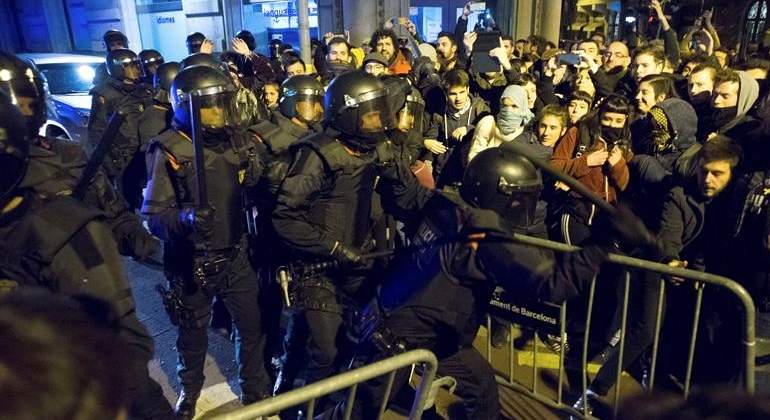 mossos-protestas-rey-25feb2018-efe.jpg