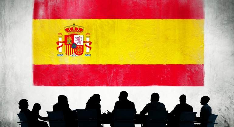 bandera-espana-gente-sentada.jpg