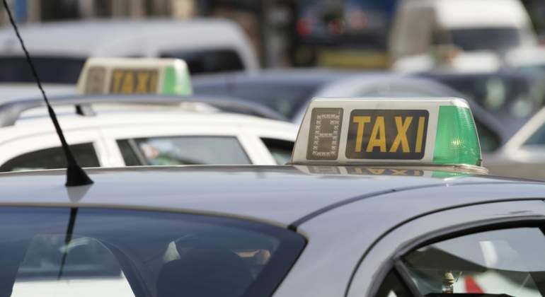taxi-dreamstime.jpg