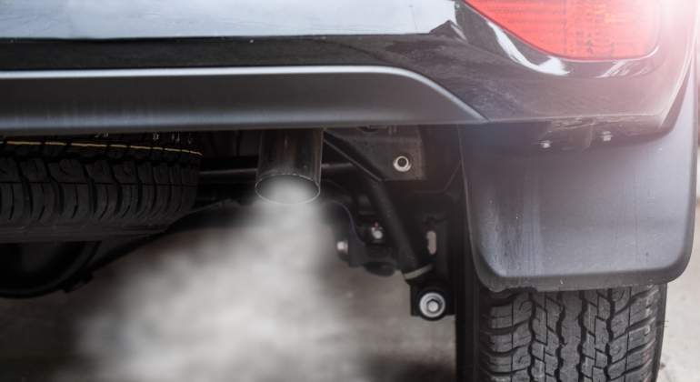 coche-tuboescape-humo-dreamstime.jpg
