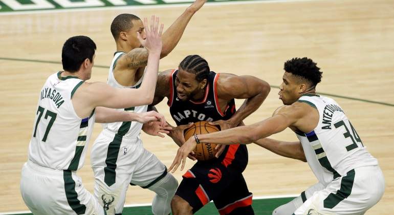 leonard-milwaukee-playoffs-efe.jpg