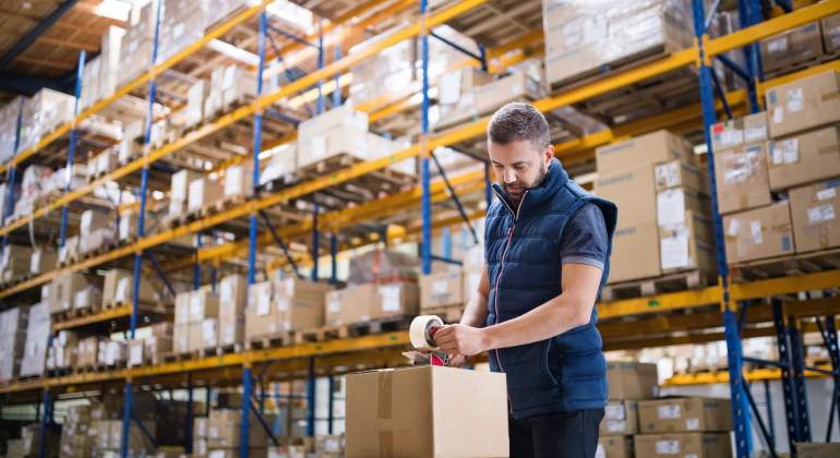 trabajador-autonomo-embala-cajas-almacen-dreamstime.jpg
