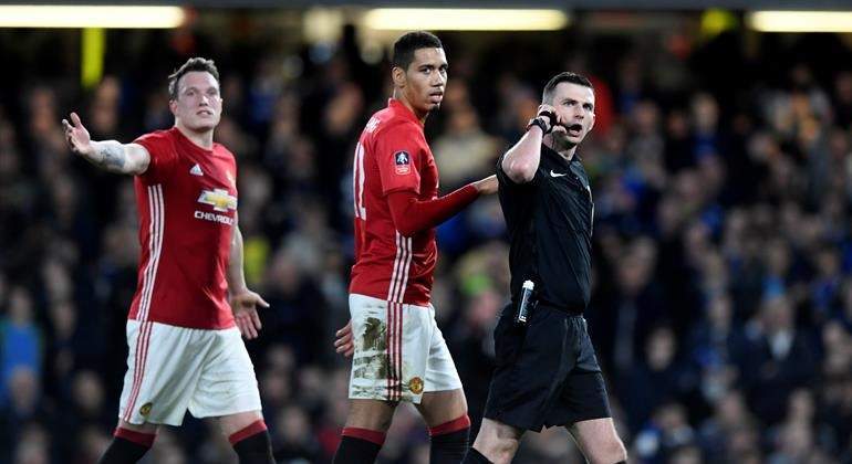 Michael-Oliver-Arbitro-Manchester-United-2018-EFE.jpg