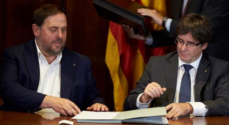 junqueras-puigdemont-firma-referendum-efe.jpg