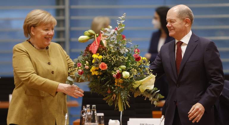 Scholz-Merkel-Efe.jpg