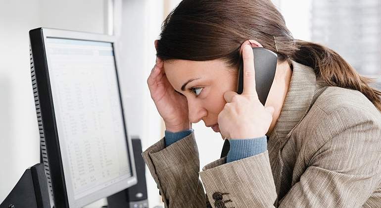 trabajadora-telefono.jpg