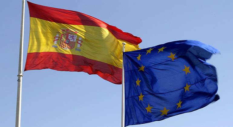 Bandera-Espana-Bandera-UE-Reuters.jpg
