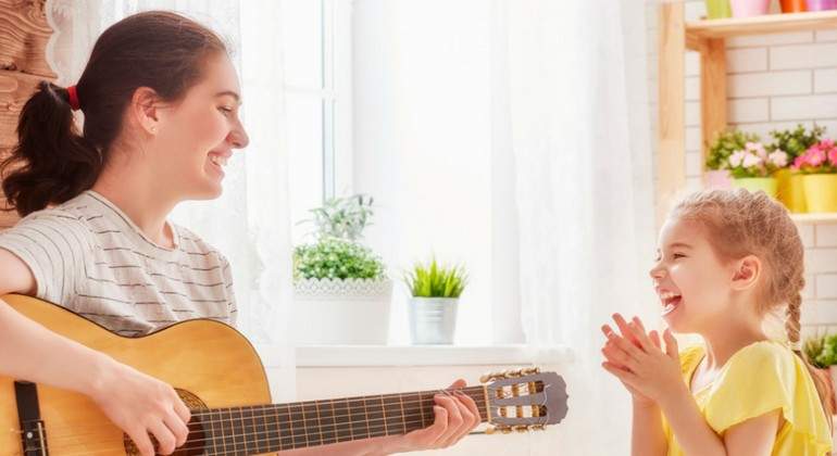 Guitarra_nina.jpg