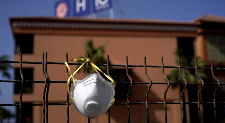coronavirus-mascarilla-colgada-hotel-reuters.jpg