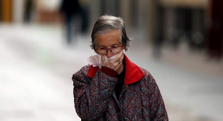 anciana-coronavirus-mano-boca-reuters.jpg