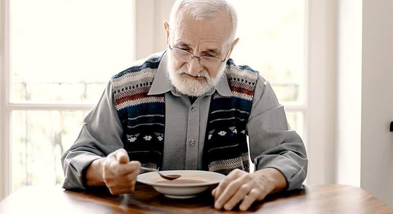 abuelo-mayor-sopa-solo-770-istock.jpg