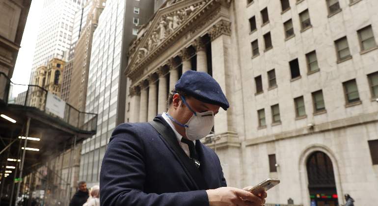 wall-street-bolsa-nueva-york-exterior-hombre-mascarilla-movil-reuters-770x420.jpg