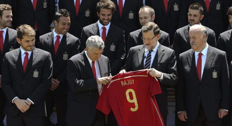 rajoy-futbol-camiseta-efe.jpg