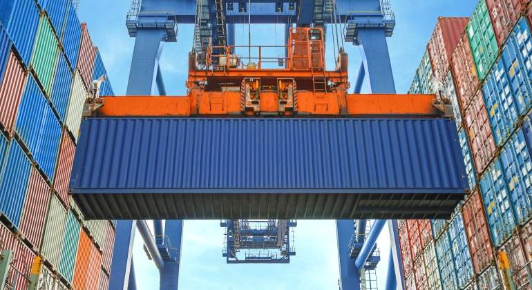 Contenedores de mercancas en un puerto