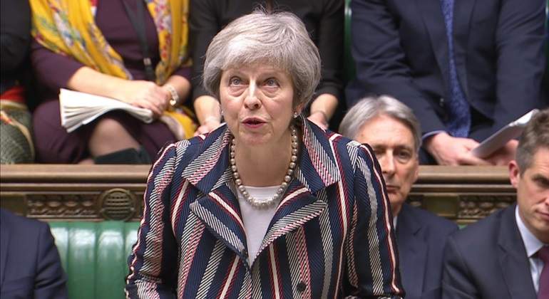theresa-may-mira-cielo-reuters-770x420.jpg