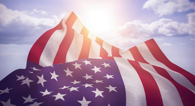 eeuu-bandera-cielo-dreamstime.jpg