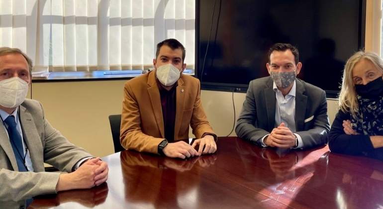 De-izquierda-a-derecha-Carles-Martin-Itscool-Joan-Cuevas-Departamento-de-Educacion-Generalitat-Joan-Planella-Oracle-y-Nuria-Raventos-Oracle-1.jpg