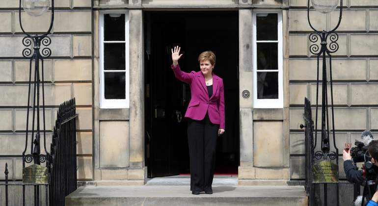sturgeon-saluda-reuters-770x420.jpg