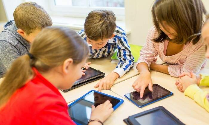 ninos-con-tabletas-digitales-en-clase.jpg