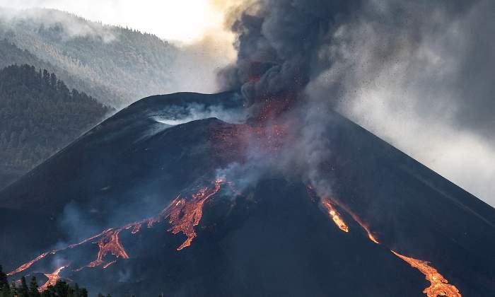 volcan-palma-cumbre-vieja-humo-efe.jpg