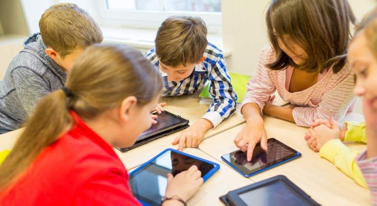 ninos-con-tabletas-digitales-en-clase.jpg