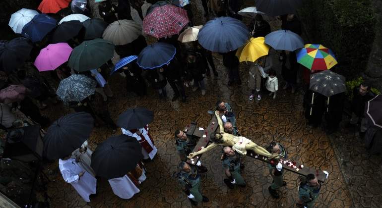 semana-santa-lluvia-paraguas-reuters.jpg