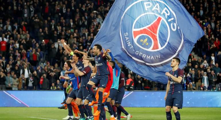 PSG-bandera-jugadores-celebran-2018-Reuters.jpg