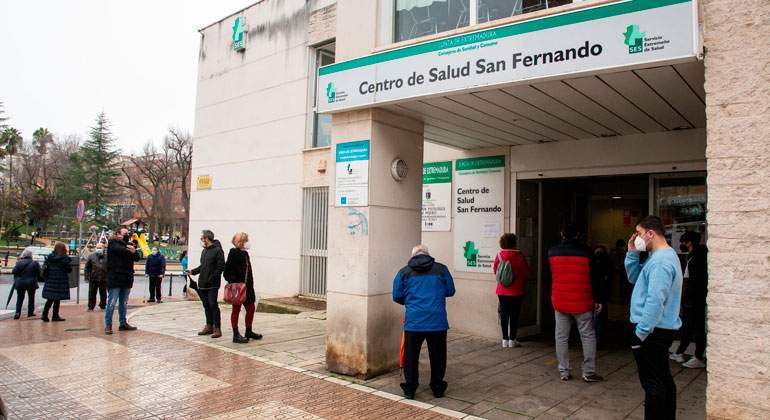 Cola-en-el-centro-de-Salud-de-San_fernando_badajoz.jpg