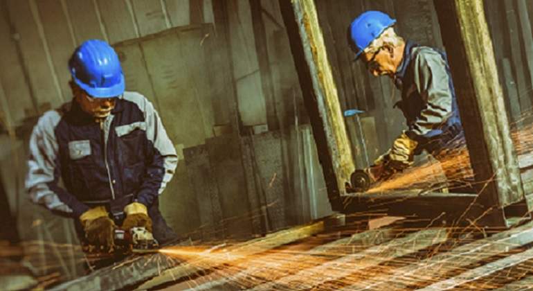 Obreros-del-metal-trabajando-Istock-770-x-420.jpg
