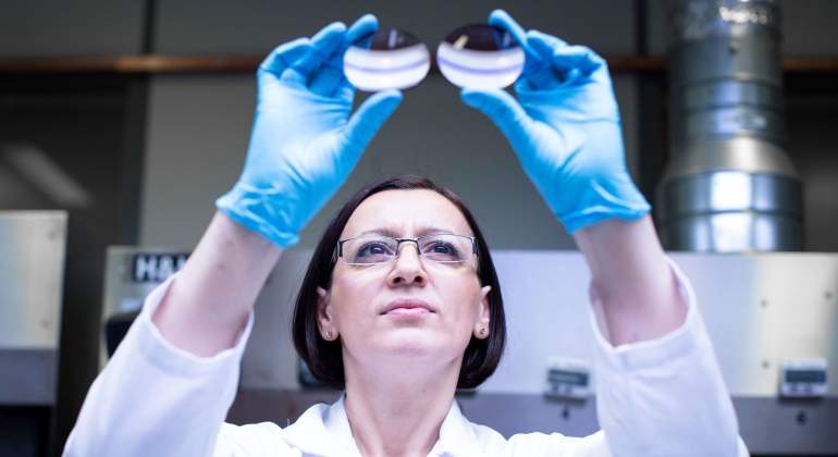 essilorluxottica-trabajadora-laboratorio.jpg