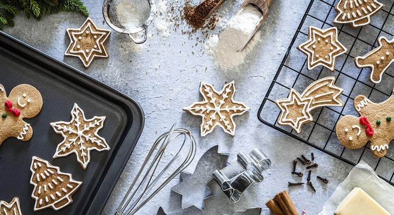Diferentes-moldes-y-galletas-de-Navidad-iStock.jpg