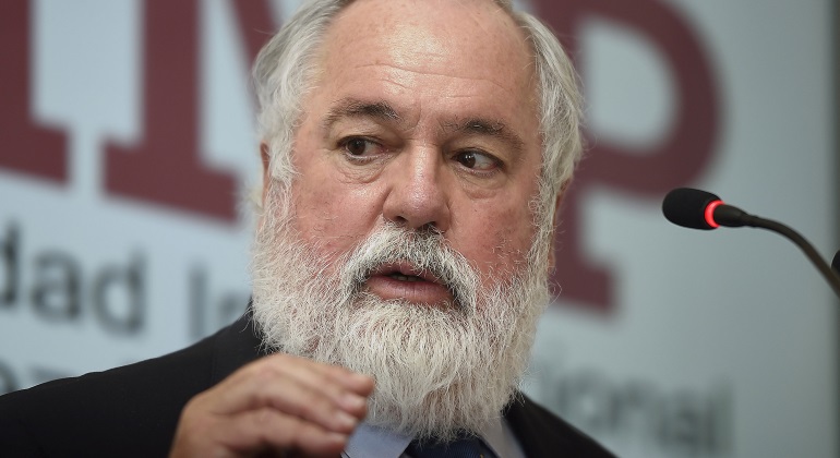 arias-canete-mano.jpg