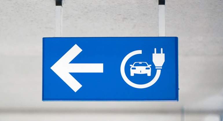 cartel-coche-electrico-dreamstime.jpg