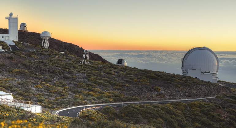 Un telescopio en una ladera elevada