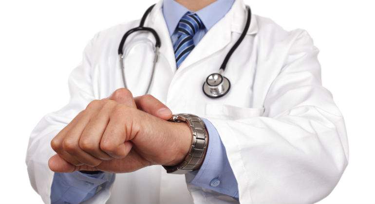 medico-reloj-mira.jpg