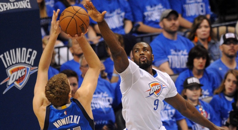 Ibaka-tapon-Nowitzki-2016-reuters.jpg