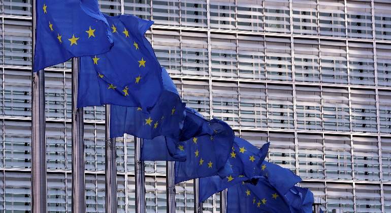 770-420-bruselas-comision-europea-banderas-archivo.jpg