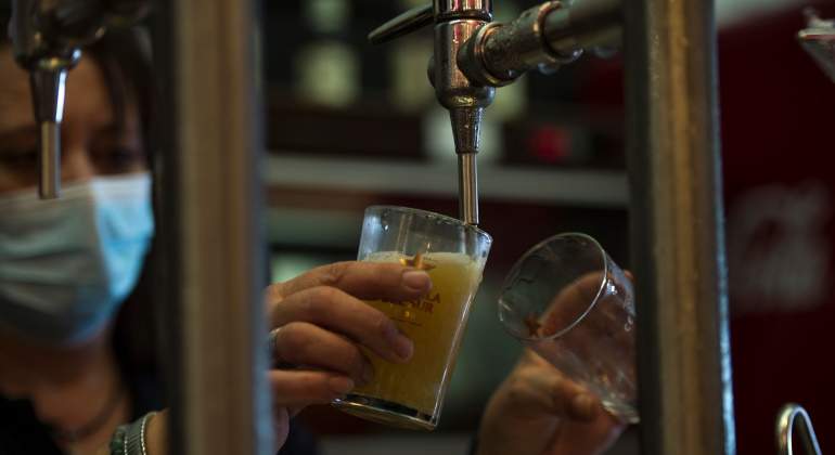 camarera-tira-dos-canas-cerveza-bar-barcelona-getty.jpg