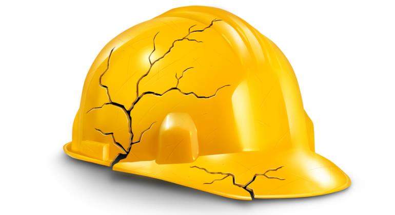 accidente-trabajo-casco-roto-770-dreamstime.jpg