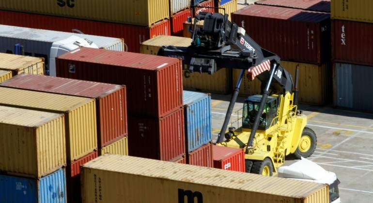 Maniobras de contenedores en el Puerto de Valencia GUILLERMO LUCAS