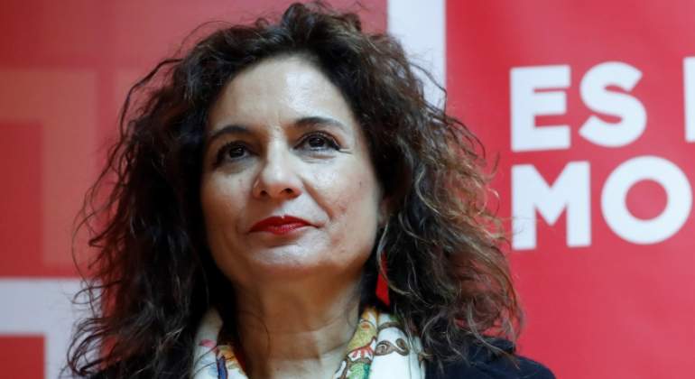 montero-maria-jesus-fondo-rojo.jpg