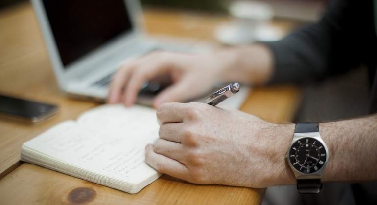 reloj-trabajador-libreta-teletrabajo-registro-horario-pixabay-770x420.jpg