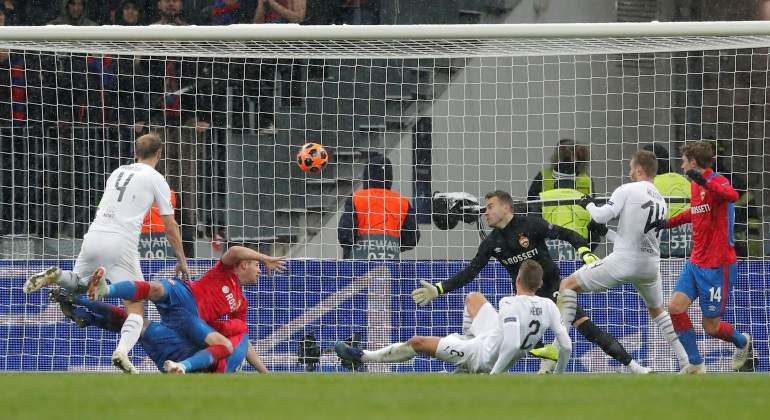 Lukas Hejda anota el segundo gol de Viktoria Plzen ante CSKA Mosc